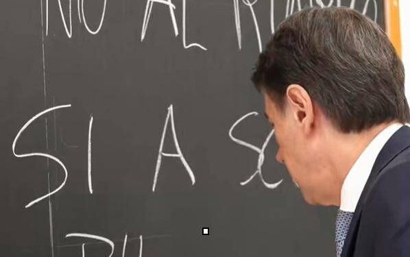 Conte a scuola, il messaggio contro il riarmo: c’è un errore alla lavagna