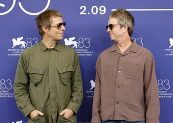 Febbre al Lido per gli Oasis, saltano la conferenza stampa ma vanno al photocall
