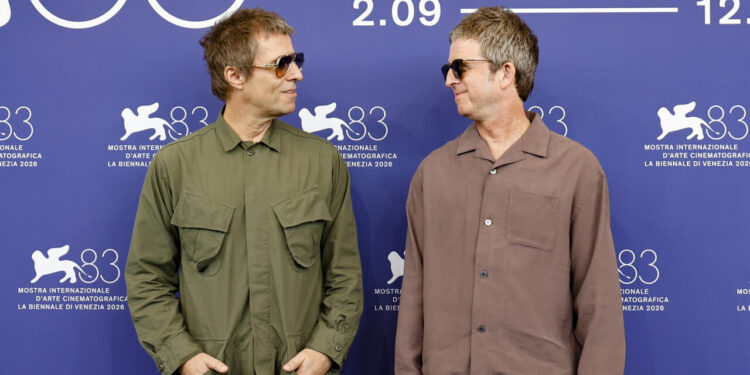 Febbre al Lido per gli Oasis, saltano la conferenza stampa ma vanno al photocall