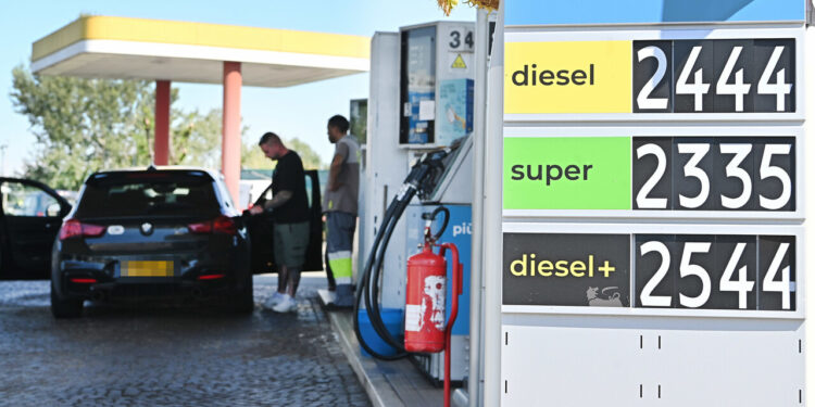 Mimit, prezzi carburanti ancora in rialzo, benzina self a 2,067 euro