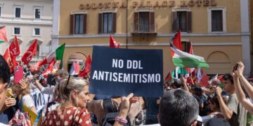 Ddl antisemitismo, legge in aula il 2 ottobre: Pd cerca sintesi, ma è bufera su bandiere di Hamas in piazza
