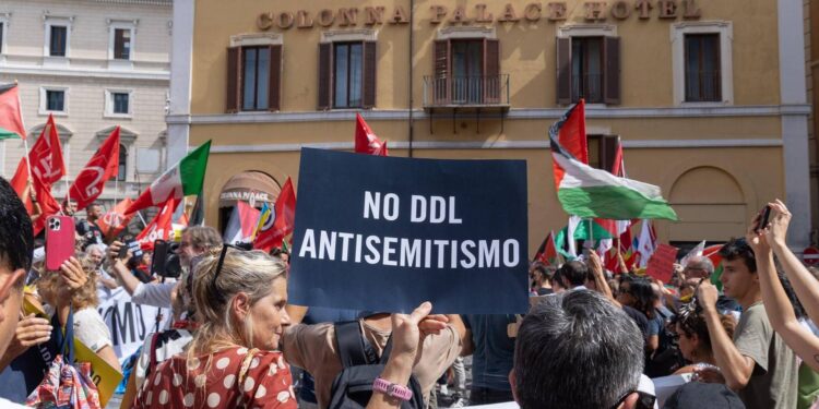 Ddl antisemitismo, legge in aula il 2 ottobre: Pd cerca sintesi, ma è bufera su bandiere di Hamas in piazza