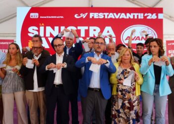 Tessere elettorali strappate, la protesta dei socialisti contro la legge elettorale