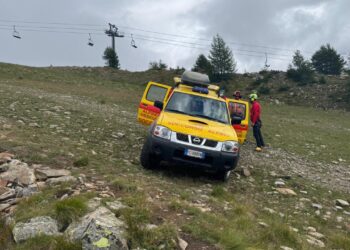 Esce dal rifugio per fare una foto e precipita, morto un 43enne