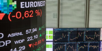 Borsa: Europa poco mossa in attesa della Bce, Milano +0,28%