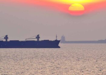 Petrolio a 108 dollari, la guerra delle rotte minaccia l’offerta: cosa rischia l’Italia