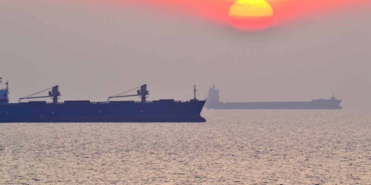 Petrolio a 108 dollari, la guerra delle rotte minaccia l’offerta: cosa rischia l’Italia