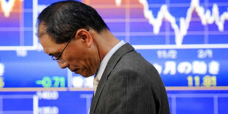 Petrolio verso 96 dollari, torna l’incubo tassi: Borse asiatiche a picco
