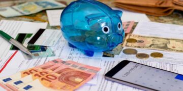 Risparmi, 10mila miliardi fermi sui conti: cosa rischia chi non investe