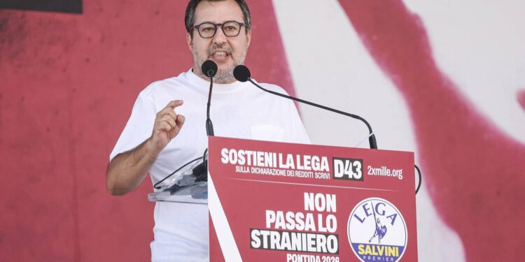 Lega, Salvini a Pontida lancia il congresso a ottobre: “Nessuno spazio a divisioni”