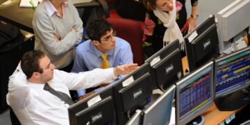 Spread stabile a 88 punti base in apertura, rendimenti al 4,39 ancora in crescita