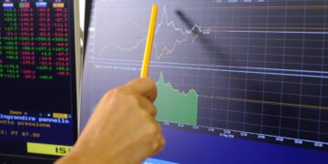 Spread in rialzo a 88 punti base in apertura, rendimenti crescono al 4,42%