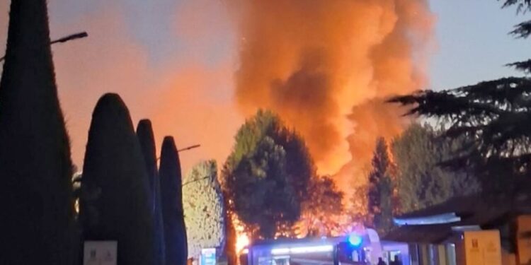 Vasto incendio in un camping a Peschiera del Garda, diversi feriti