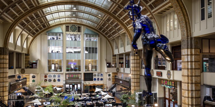 Borsa: l’Europa allunga il passo, Milano +0,98% e spread in discesa a 105 punti