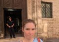 A 15 anni dall’assoluzione Knox posta foto davanti al tribunale di Perugia