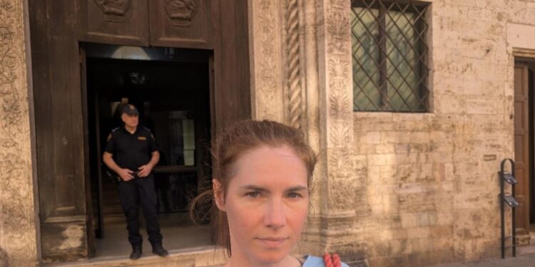 A 15 anni dall’assoluzione Knox posta foto davanti al tribunale di Perugia