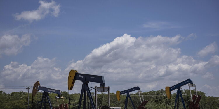 Il petrolio prosegue discesa, il Brent sotto i 100 dollari